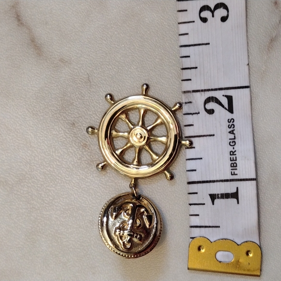 Beautiful faux gold boat Anker and dangling charm boat wheel earrings. - Picture 5 of 6